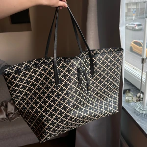 By Malene Birger Tote - Superfin By Malene Birger totebag som köptes 2022 som sedan dess knappt använts. Väldigt fint och sparsamt skick. Nypris 2799. Kan tänka mig att gå ned i pris vid snabb affär. 