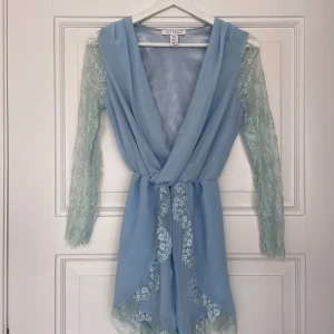 Jumpsuit från Nelly - Säljer denna fina jumpsuit/playsuit från Nelly i storlek 34. Endast använd en gång!