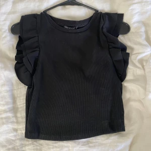 Zara topp - Säljer denna super gulliga zara topp med volanger vid axlarna🌸🌸🌸🌸