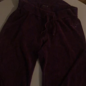 Mjukisbyxor - Mjukisbyxor. De är liten och är korta såklart.  