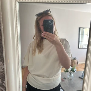 Fin blus ifrån hm - Overzied blus ifrån hm! Snygg till kjol eller ett par ljusa jeans!