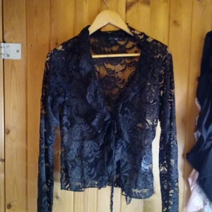 Topp - Jätte fin topp från Boohoo i storlek 42 men sitter mer som en 38. Armarna är lite bredare och man man knyta en rosett fram på tröjan. Säljer pga lite för liten för mig.  Priset går att diskuteras!