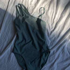 Grön baddräkt !  - Grön baddräkt ifrån hm ! Använd 1 gång men då var det inte i en pool / sjö . Jätte fin sommar färg ! 