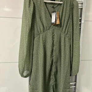 Ny klänning med lapp från Veromoda  - Säljer en helt ny klänning med lappen kvar i strl small , har xs på mig på bilden , och säljer en exakt likadan i strl small då den blev förstor 