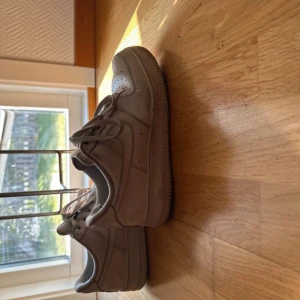 Nike air force 1  - Nike air force 1 i använt skick Storlek 40  Bra skick på utsidan av skor, tyget lossnat vid hälen 