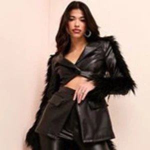 Blazer i läder med fuskpäls på sidorna  - En fin Blazer som är i läder med fuskpäls på sidorna som är perfekt för somriga fester eller middagar när man vill se Fancy ut! 