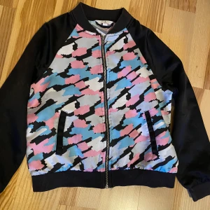 Tunn sommarjacka - Strl 140. Begagnat skick. Se defekter på bilderna.  Kolla gärna in mina andra annonser för samfrakt. Jag säljer mycket barnkläder just nu. Katt finns i hemmet (allergivänlig ras).