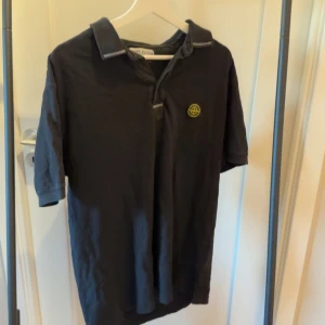 Stone islan piké  - Säljer min stone island piké då den inte används strl L