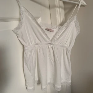 Vit topp - Säljer denna helt nya vita toppen från Nelly då den va för stor i brösten på mig 👎🏻 den är endast testad! Köpt för 99 kr på rea, kostar 250 kr ny 😊