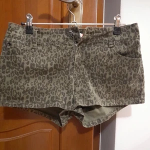 Jeans shorts  - Säljer dessa jeans shorts med leopard mönster som jag köpte på Vinted❤️ 