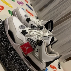 Jordan 4 military black - Hej säljer nu mina oanvända military blacks då de ej kommer till användning. De är i storlek 44 men de passar även för er som bär 43. De är extremt bra kvalite på de och de är väldigt svårt att se skillnad på de jämfört med äkta
