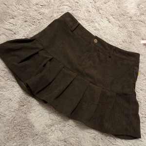 Brun kjol - ♡ storlek S, 36 ♡ aldrig använd, endast provad ♡ osäker på varumärke