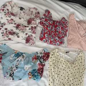5 sommartoppar för 100kr - 100kr För alla dessa sommartoppar!  Vitblommiga: M  Blåblommiga: S  Rödblommiga: S Ljusrosa spets: S Beige prickiga: XS ALLT ÄR PERFEKT SKICK!