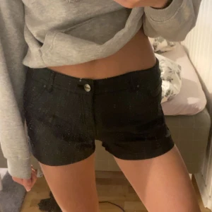Shorts  - Lågmidjade, i fakeläder, bra skick🌸