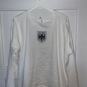 Vultures long sleeve  - Säljer denna feta oanvända sleeve tröjan köpt på Kanyes Vulture rollout på Yeezy.com   Storlek är Size 1 som passar allt från small upp till medium 