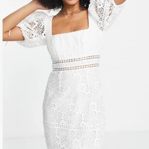 ASOS - Vit klänning  - Klänning från ASOS egna design, säljer pågrund av att jag inte valde den som studentklänning. Aldrig använd, lappen kvar. Super fin och passar till många olika tillfällen🌸 pris kan diskuteras! Nypris 1 069, säljer för 400kr🌸