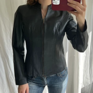 Skinnjacka - Svart vintage läderjacka / skinnjacka från images. Inga defekter 🖤