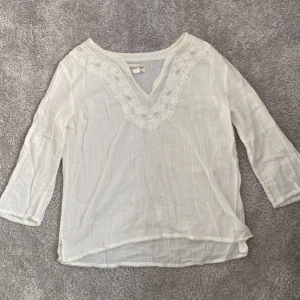 vit blus från Ralph lauren  - Söt blus från Ralph lauren i bra skick, lite cremevit typ 