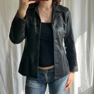 Läderjacka - Läderjacka / skinnjacka i äkta skinn. Storlek 42 men passar definitivt mer storlek 38/M 💓