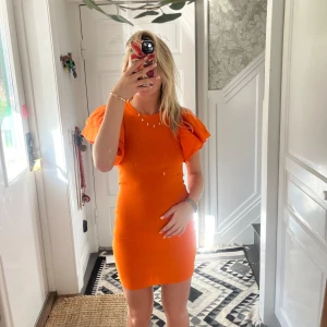 Orange sommar klänning - Super söt klänning från zara! Använt två gånger!❤️