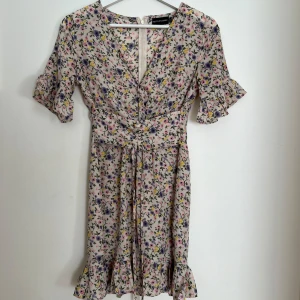 Blomming summer dress 34  - Köpt från PLT i storlek 34. Har även en korsett som drar in vid midjan. 