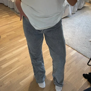 Jeans - Grå jeans från bikbok i modellen regular wide. Har sytt upp dom och passar mig som är ca 163cm perfekt i längden. Är i storlek W26 L32, skulle säga att de passar dig som har xs-m på jeans🩷