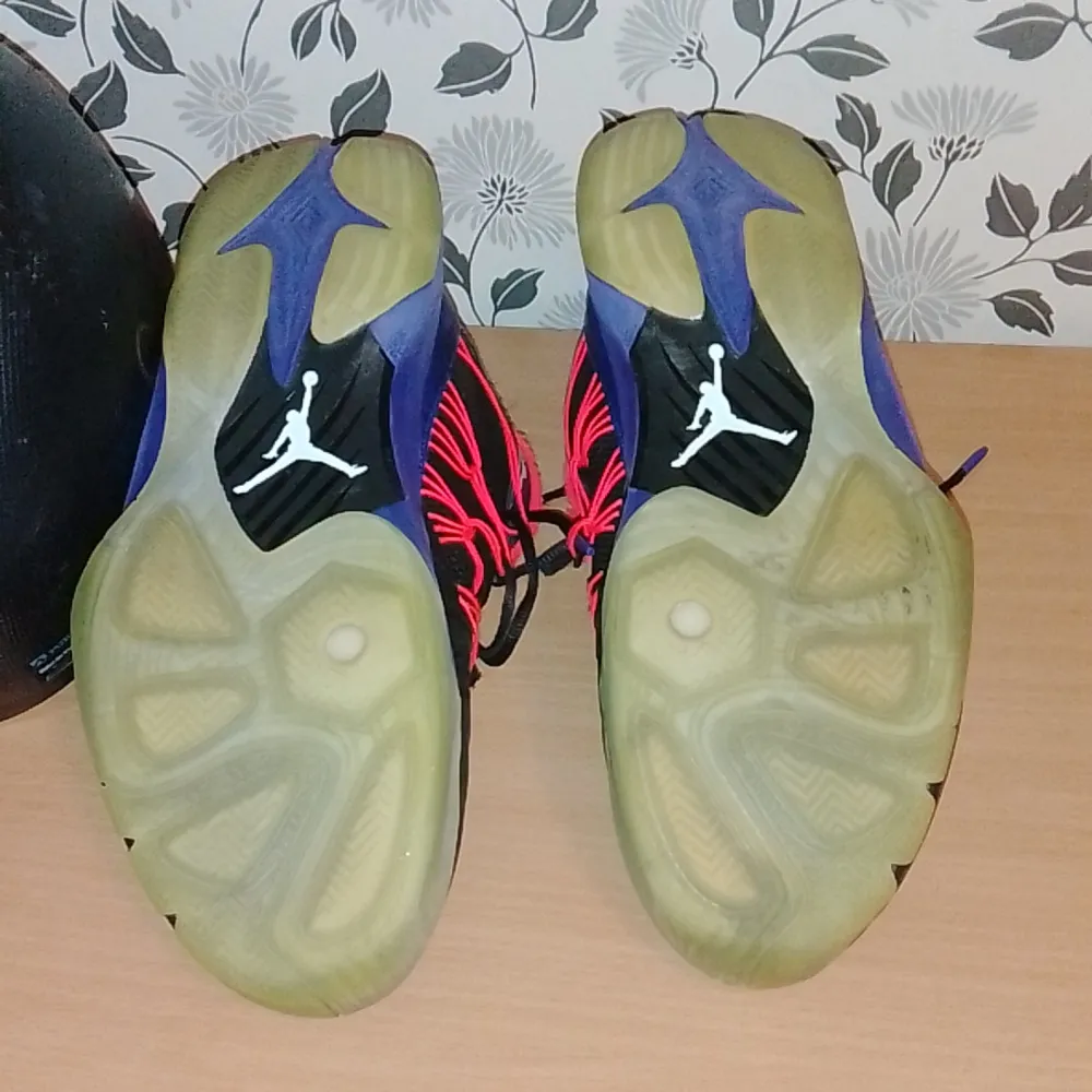 Min brorsa gamla basket skor dem passar it han längre så jag säljer dem . Skor.
