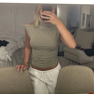 Grön topp - Så snygg grön topp ifrån stradivarius! Köparen står för frakt ❤️