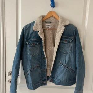 Wrangler Jeans Jacka - Utmärkt skick. Säljer då den inte kommer till användning.