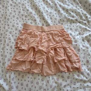 Ljusrosa mini skirt/ volang kjol i storlek XXS-XS. Lite skrynklig men det går nog att fixa! 💗