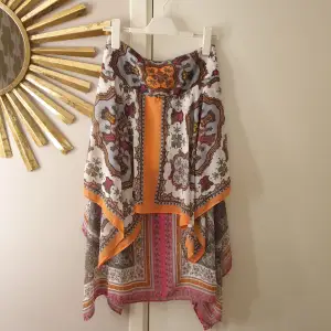 asymmetrisk volang kjol från Kappahl, döljd dragkedja i sidan 