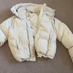 Beige puffer jacket - Älskar denna jacka. Säljer denna pga att den är för liten för mig🩷 Den är i väldigt bra skick och har ej använts så många gånger🩷
