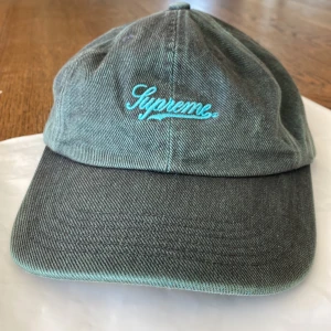SUPREME//KEPS - Hej! Säljer denna otroligt snygga keps från det exklusiva märket Supreme. Kepsen är köpt i den officiella Supreme butiken i New York. Kepsen var sist i lager i hela butiken. Köpt år 2022. Kepsen är i naturligt använt skick. Skriv om du undrar något!😁