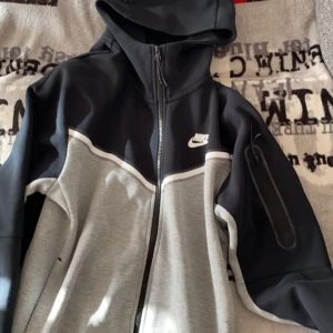 Nike tech fleece - Storlek M vid frågor kom dm
