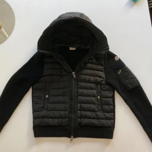 Moncler cardigan - Säljer min Moncler cardigan i väldigt bra skicka. Scan och QR kod funkar.