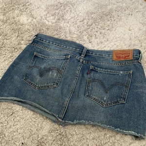 Jeanskjol  - Säljer denna söta jeanskjol, på mig är den lite stor men perfekt när jag viker över den. Måtten finns på sista bilden.