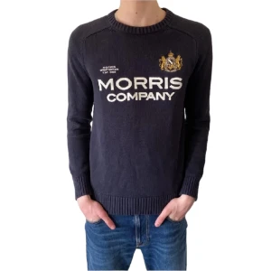 Morris tröja - Säljer en Morris tröja i storlek Xs men sitter mer som S eller M. 8/10 skick, inga defekter. Nypris: 1400kr, Vårt pris: 299kr. Modellen är 190 cm lång. Hör av er vid frågor eller funderingar 