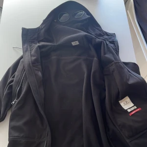 Cp company goggle jacka  - Säljes för den är för liten, använd nästan hela våren, skick 8-10, storlek M men är liten i storleken så passar bra på S, Priset kan prutas 