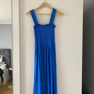 Klänning - Söt, blå klänning. Knappast använd😍