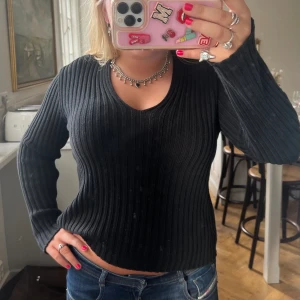 Svart stickad tröja  - Säljer denna svarta snygga tröjan! Skriv vid intresse eller frågor!