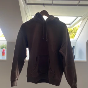 Hoodie - Brun snygg hoodie från Bik bok 😍