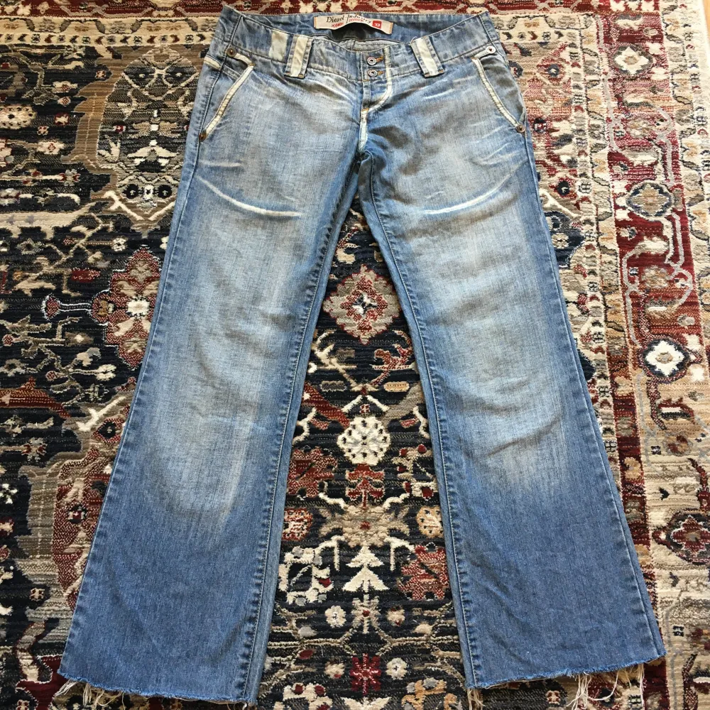 Coola lågmidjade jeans från Diesel! 100% Bomull, Midjemått 83cm (rakt över 43cm) Innerbenslängd 72cm, Grenhöjd 18,5cm, Benslut 23cm rakt över. Jeans & Byxor.