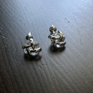 Silverfärgade örhängen med strass, klassiska, stift, studs, silver, enkla - Silverfärgade örhängen med strass. Bredd: 1 cm.