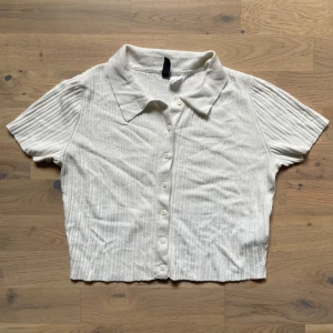 Baby Tee Topp - Cremefärgad topp.