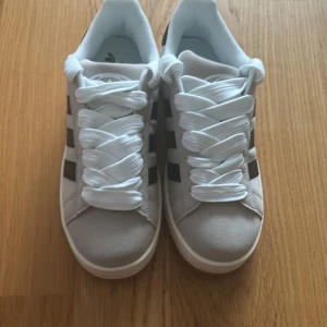 Adidas campus 00 -  Adidas campus 00 Crystal White har aldrig använt säljer för det blev fel färg Priset kan diskuteras Eller om man vill byta till grå storlek 39