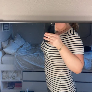 Randig t-shirt  - Säljer min randiga t-shirt från hm i storlek xs, då den ej kommer till användning längre, använd men inga defekter.