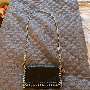 Tiamo väska  - Hej säljer min tiamo väska pågrund av att jag inte använder den längre jätte fint skick och jätte fin ❤️