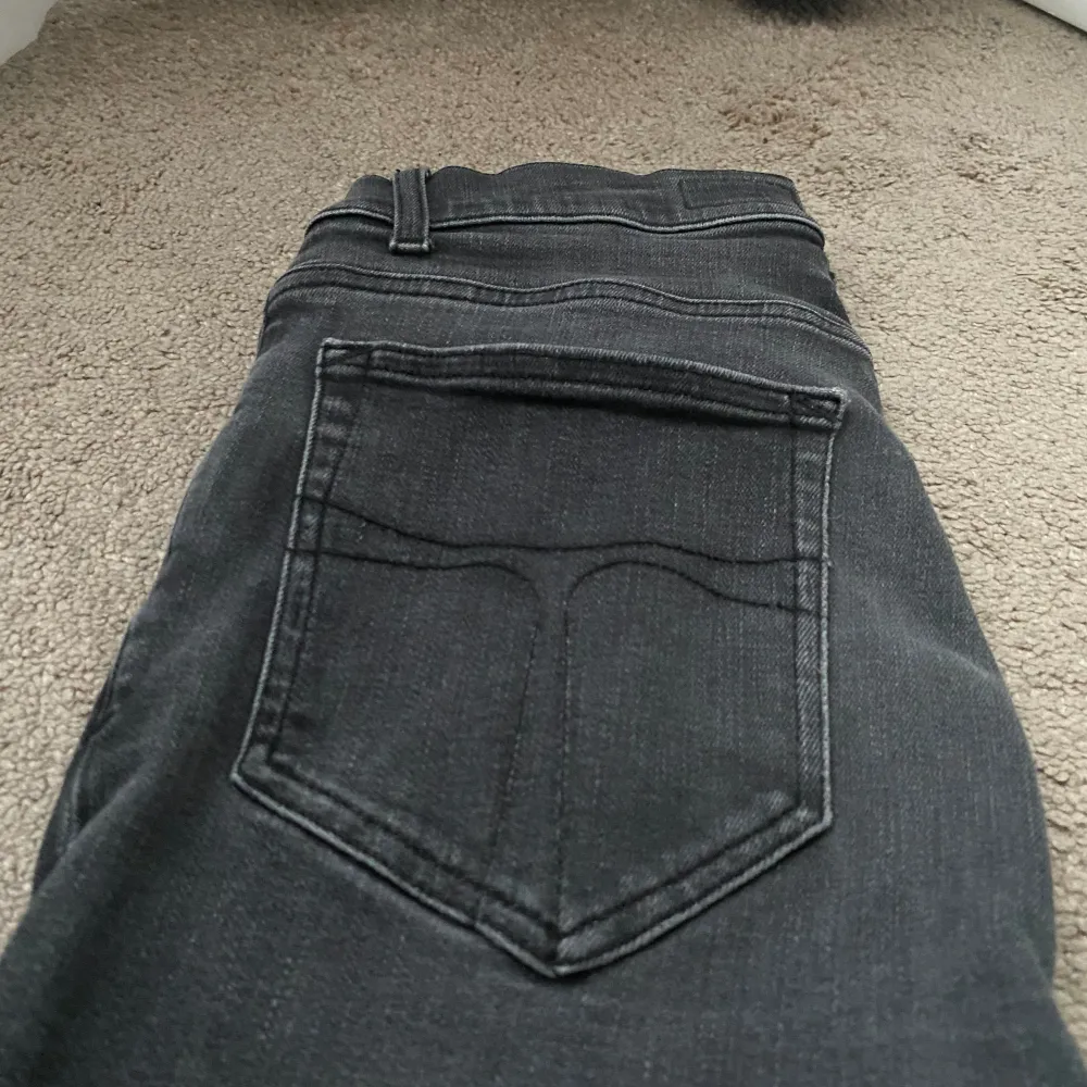 Feta jeans från tiger of Sweden i modellen evolve. Storlek 30/30, alltså 30 i midja 30 i längd.. Jeans & Byxor.