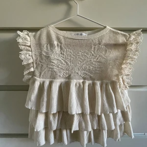 Eftertraktad zara blus❤️ - Jätte fin zara blus i nyskick, endast använd ett fåtal gånger💞 Jag säljer den på grund av att den inte kommer till någon användning! På bilden ser den lite skum ut, men inga defekter förekommer och självklart stryker jag blusen innan den postas❤️