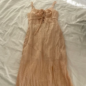 Klänning  - Andvänd en gång 